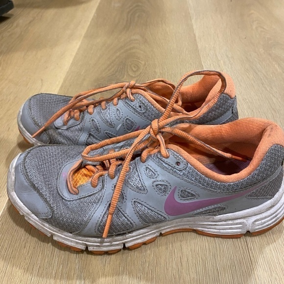 NIKE GRAY AND ORANGE RUNNING SHOES SIZE 7 - Picture 3 of 7